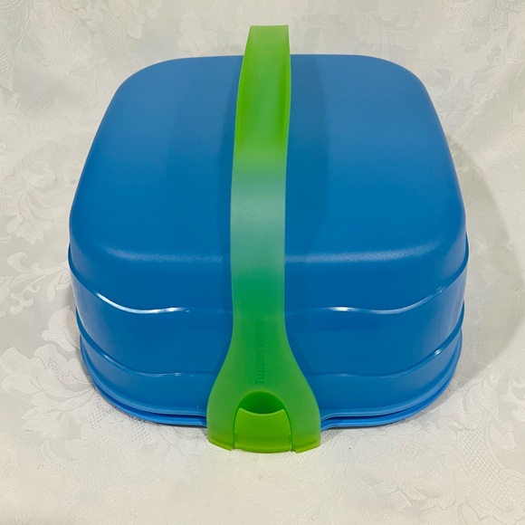 NEW (NIP) Tupperware Impressions Reversible Square Cake Taker with Green Handle - Picture 3 of 13